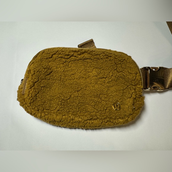 NWOT lululemon Everywhere Belt Bag 1L Fleece Unisex - Picture 7 of 10